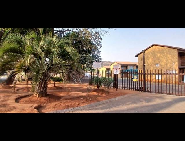 2 BEDROOM TOWNHOUSE FOR SALE IN MEREDALE